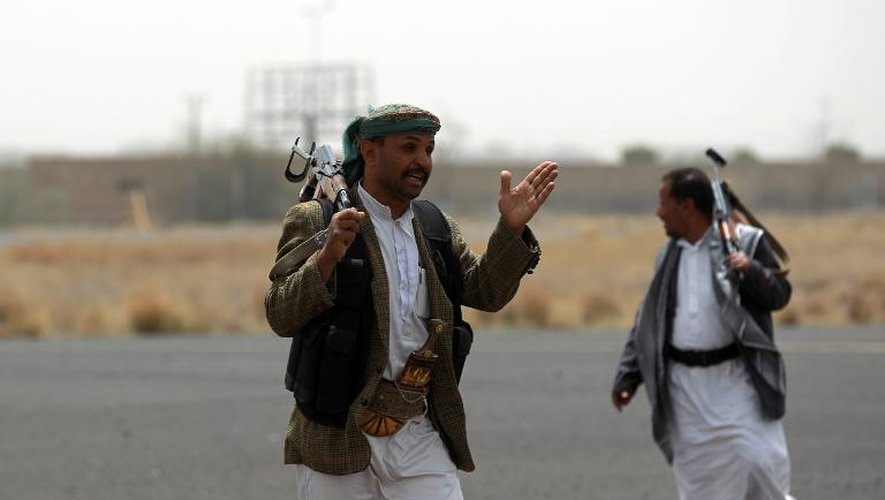 Des militaires houtis sur le tarmac de l'aéroport de Sanaa le 28 mars 2015
