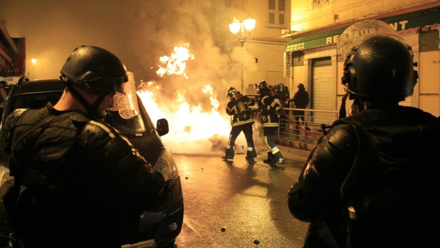 Des pompiers tentent d'éteindre les flammes, lors d'affrontements entre manifestants et policiers à Corte, en Corse, le 16 février 2016