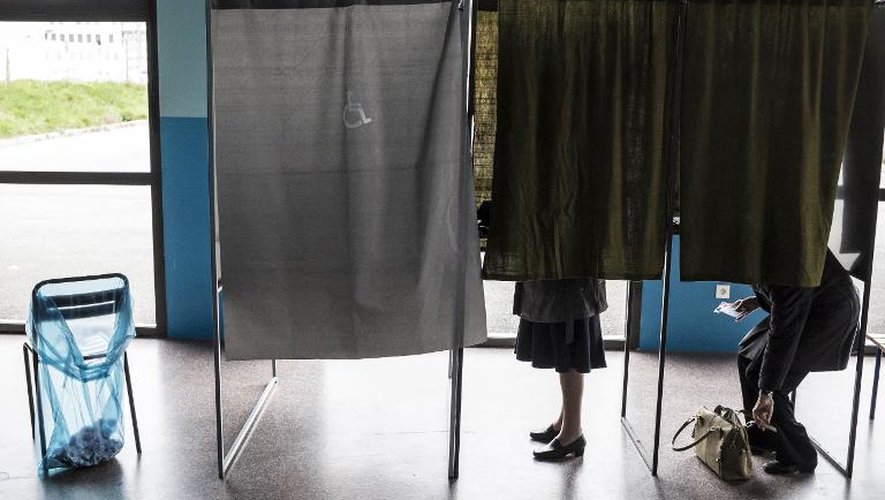 Des personnes votent à Valence pour le second tour des élections départementales le 29 mars 2015