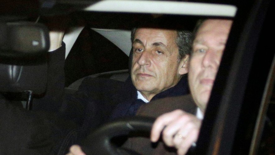 L'ancien président Nicolas Sarkozy quitte le pôle financier à Paris, le 16 février 2016, après sa mise en examen pour financement illégal de sa campagne présidentielle de 2012