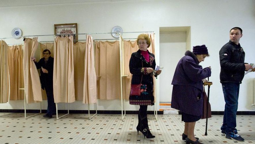 Des électeurs d'un bureau de vote à Commentry (Allier)