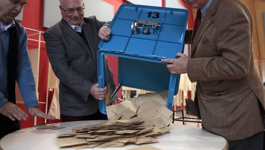 Dépouillement des bulletins de votes à Mont-Saint-Aignan (nord-ouest)