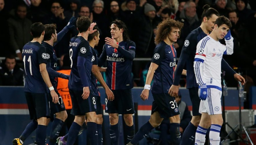 Les Parisiens fêtent le 2e but incrit par Edinson Cavani contre Chelsea en Ligue des champions au Parc des Princes, le 16 février 2016
