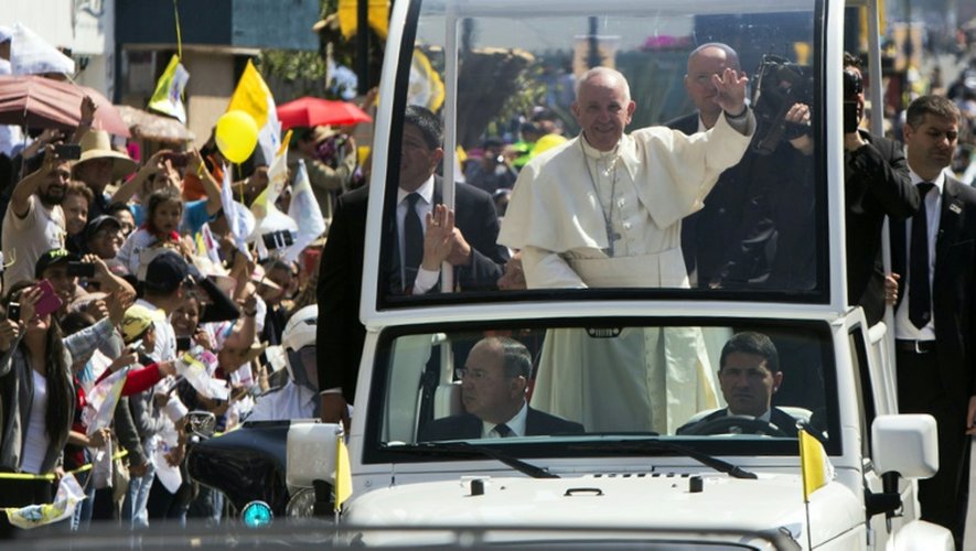 Le pape à son arrivée au stade de Morelos le 16 février 2016 à Morelia