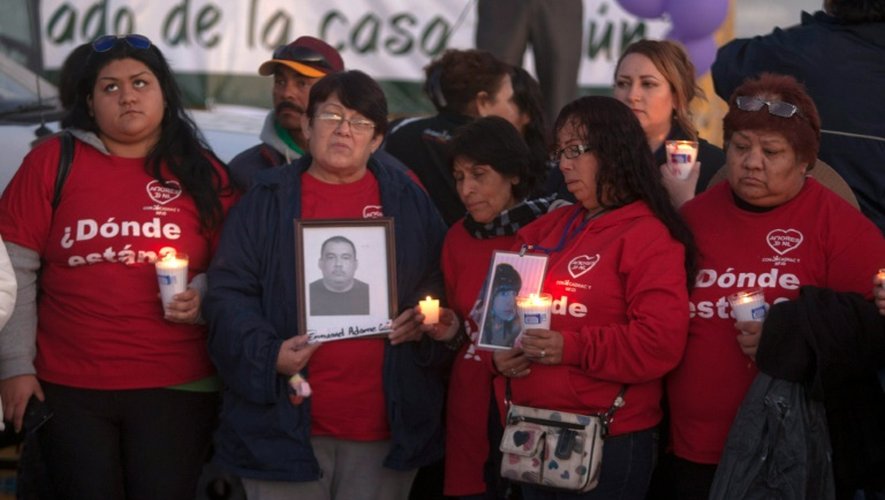 Des familles de disparus rassemblées le 16 février 2016 à l'aéroport de Ciudad Juarez