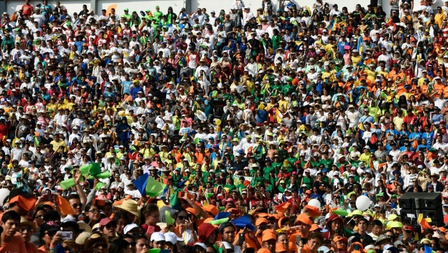 La foule venue pour voir le pape François, au stade Morelos à Morelia, au Mexique, le 16 février 2016