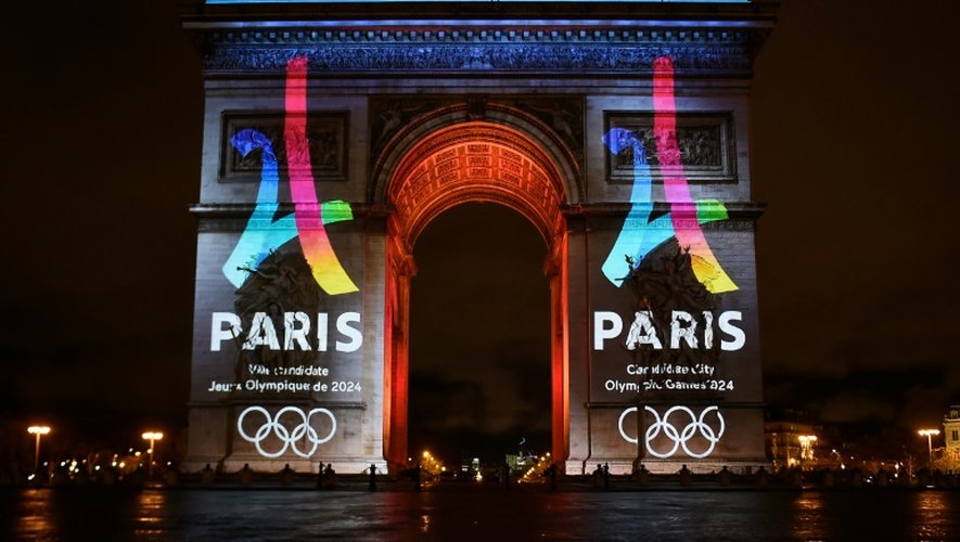 Le logo officiel de Paris 2024 projeté sur l'Arc de Triomphe à Paris le 9 février 2016