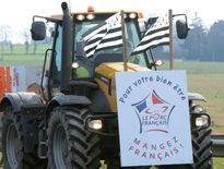 Les agriculteurs en colère investissent la rocade rennaise