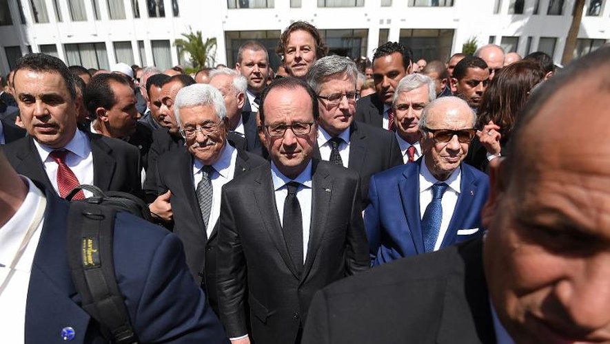 Le président tunisien Béji Caïd Essebsi (d) au côté de Francois Hollande et du président palestinien Mahmoud Abbas (g) marchent contre le terrorisme à Tunis le 29 mars 2015