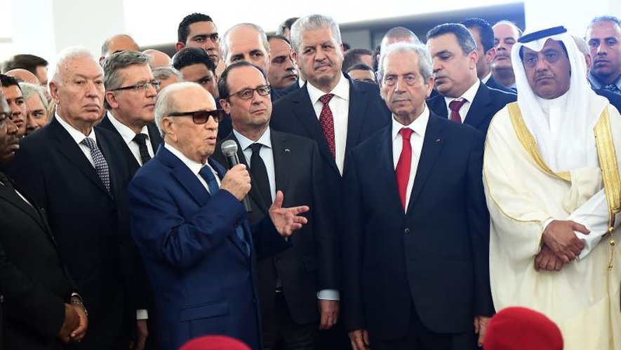 Le président tunisien Béji Caïd Essebsi au côté de Francois Hollande et d'autres dignitaires étrangers au Musée du Bardo à Tunis le 29 mars 2015