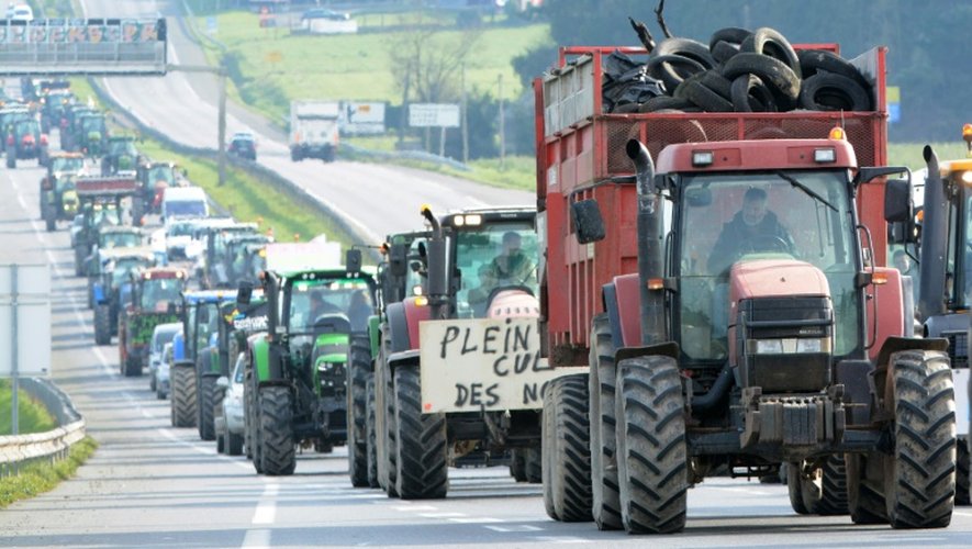 Les agriculteurs en colère investissent la rocade rennaise, le 17 février 2016