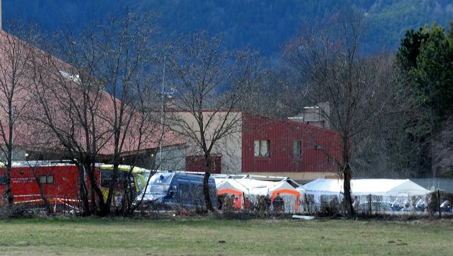 Des camionnettes et des tentes, où sont effectuées les extractions d'ADN sur les restes des victimes du crash de l'A320 de Germanwings, sont installées à Seyne-les-Alpes, dans les Alpes-de-Haute-Provence, non loin du lieu de la catastrophe