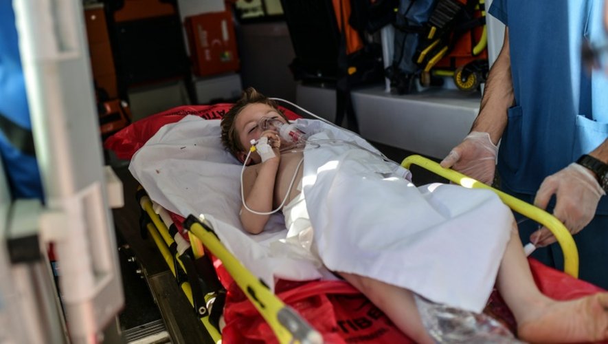 Un enfant blessé dans le nord de la Syrie arrive sur un brancard à l'hôpital turc de Kilis le 16 février 2016