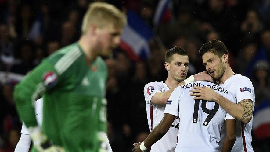 L'attaquant de l'équipe de France Olivier Giroud (d), buteur face au Danemark, félicité par ses coéquipiers, le 29 mars 2015 à Saint-Etienne