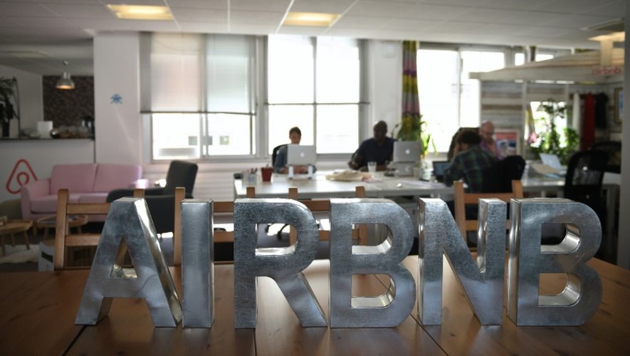 Des employés d'Airbnb dans les bureaux de la société le 21 avril 2015 à Paris