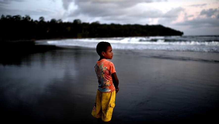 Un jeune garçon sur la plage de Kerema, en Papouasie-Nouvelle Guinée, le 10 septembre 2014