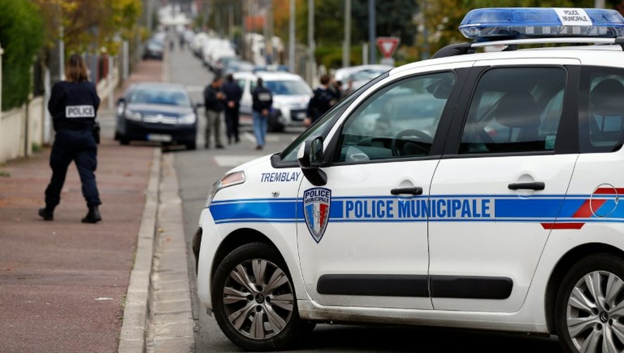 Des policiers dans une rue de Tremblay-en-France, en Seine-Saint-Denis, où un millier de plants de cannabis ont été retrouvés dans une maison, le 9 novembre 2014