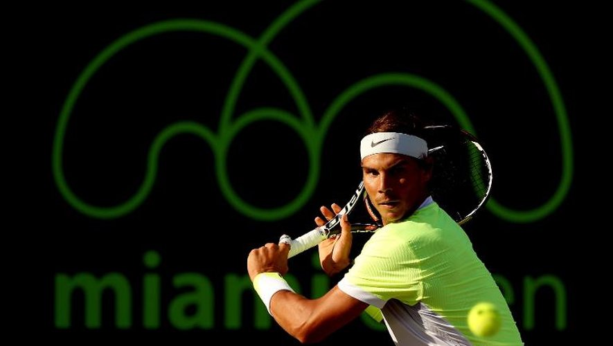 L'Espagnol Rafael Nadal retourne la balle à son compatriote Fernando Verdasco lors du 3e tour du Masters 1000 de Miami, le 29 mars 2015 à Key Biscayne.