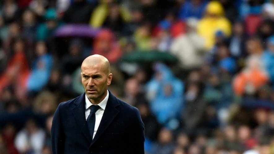 L'entraîneur du Real Madrid  Zinédine Zidane suit le match face à l'Athlétic Bilbao à Santiago Bernabeu, le 13 févirer 2016