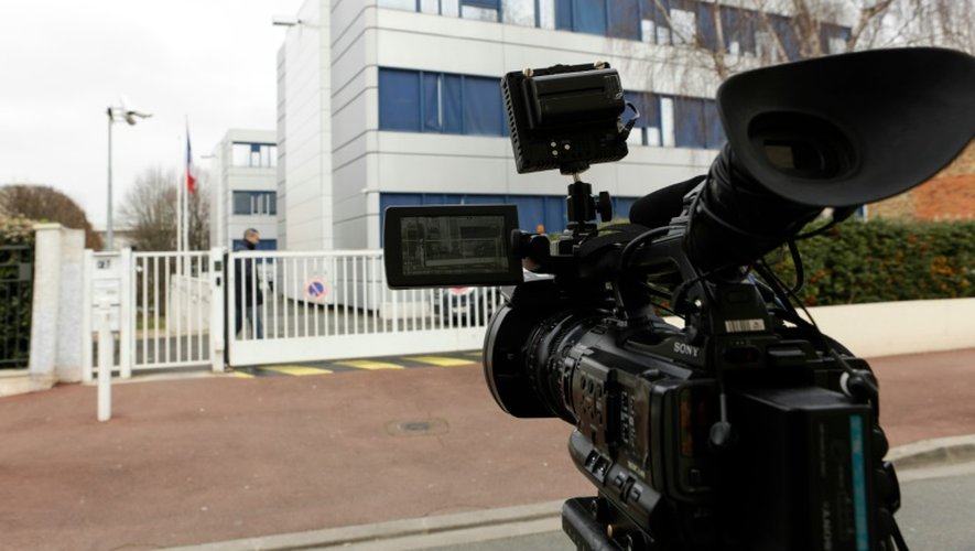 Une caméra de TV française devant le siège du FN à Nanterre, dans les Hauts-de-Seine, le 17 février 2016