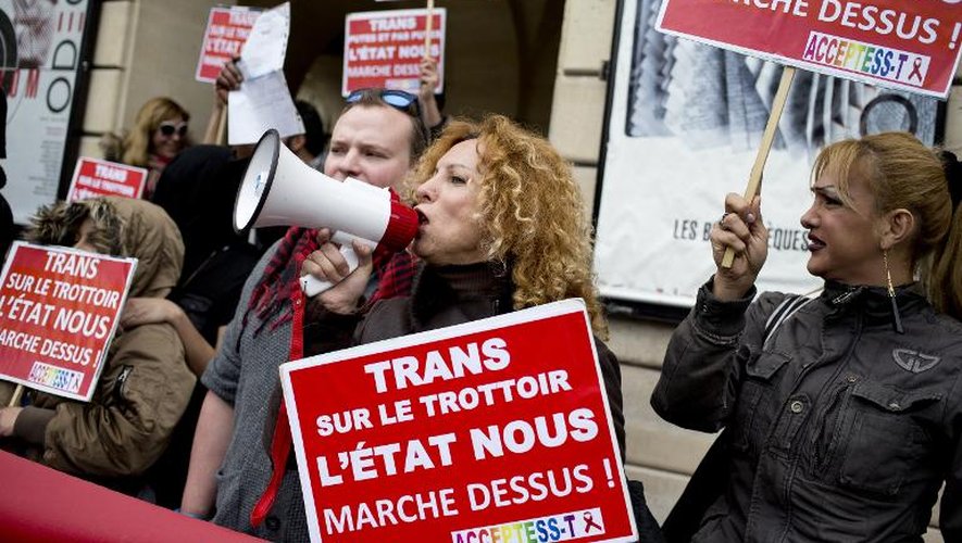 Des membres du Syndicat du travail sexuel (Strass) protestent le 30 mars 2015 à Paris contre la pénalisation des clients de la prostitution