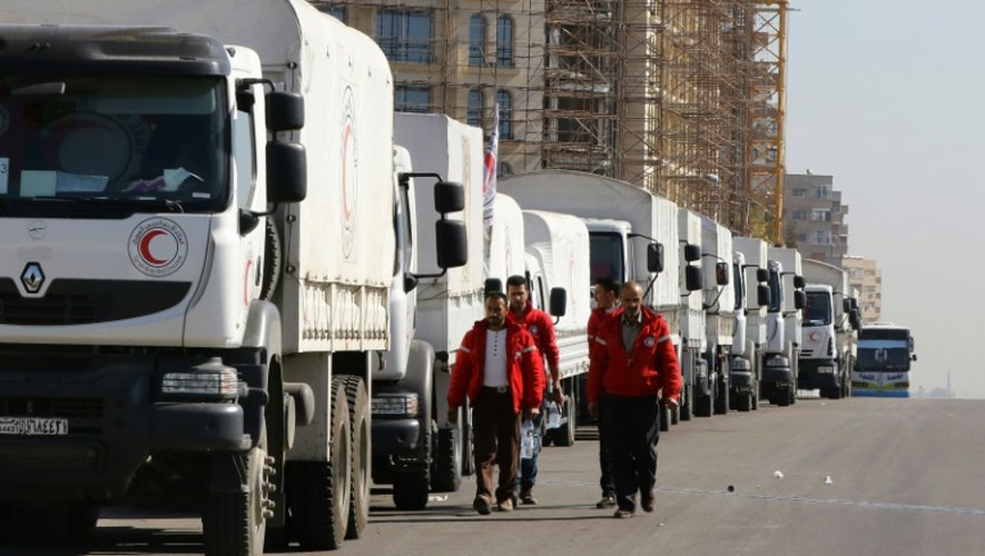 Des camions du Croissant Rouge sur le point de quitter Damas le 17 février 2016 à destination de Madaya et Zabadani