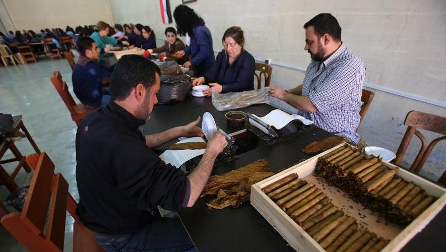 Des employés syriens fabriquent des cigares dans la Compagnie générale du tabac à Lattaquié le 17 mars 2015