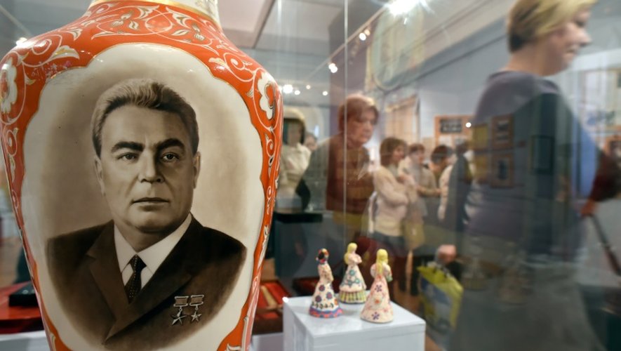 Des visiteurs à l'exposition officielle en hommage à Léonid Brejnev, le 12 février 2016 à Moscou en Russie