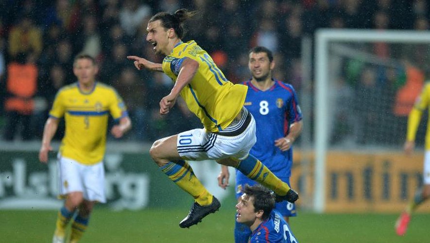 L'attaquant suédois Zlatan Ibrahimovic (g) lors du match de qualifications à l'Euro 2016, le 27 mars 2015 à Chisinau en Moldavie.