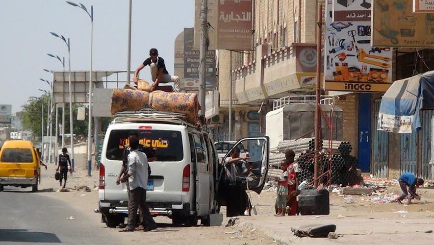 Des Yémenites fuient Aden, le 30 mars 2015 alors que les forces de la coalition arabe bombardent les zones contrôlées par les rebelles Houthis