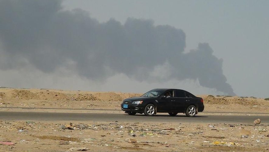De la fumée s'élève de la banlieue de Aden après un raid qui aurait frappé une zone contrôlée par les rebelles Houthis, le 30 mars 2015