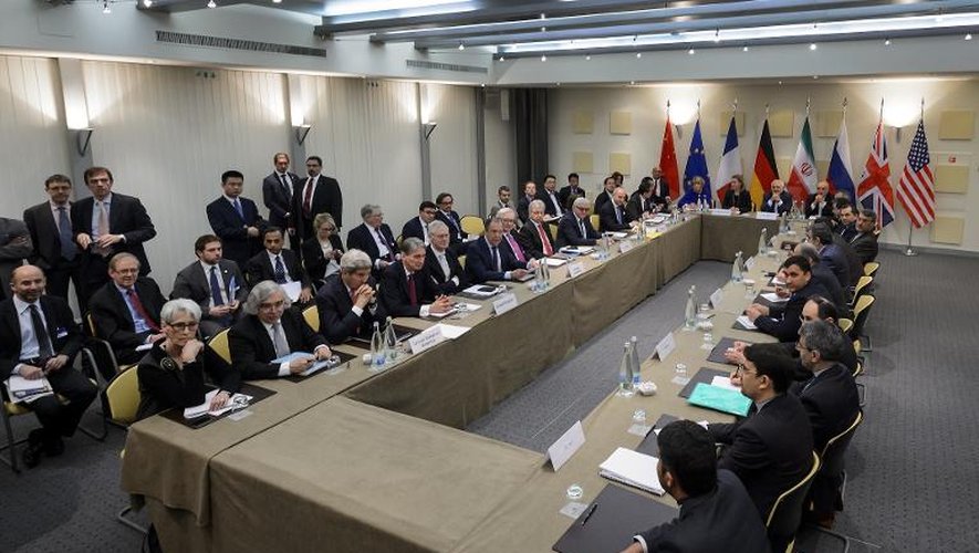 Vue générale de la table de négociations entre Iraniens et les représentants de 5 pays pour arriver à un accord sur le nucléaire iranien, à l'hôtel Beau Rivage à Lausanne le 30 mars 2015