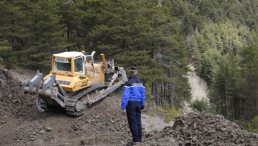 Un bulldozer créé une route pour mener au site du crash du A 320 près de Seyne-les Alpes, le 30 mars 2015