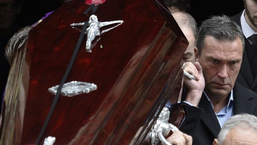 Hubert Arthaud porte le cercueil de sa soeur, la navigatrice Florence Arthaud, à l'issue des obsèques à l'église Saint-Séverin à Paris, le 30 mars 2015