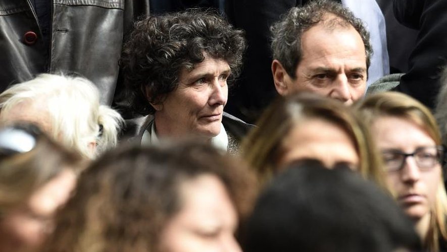 Les navigateurs Isabelle Autissier et Marc Guillemot (à d.) assistent aux obsèques de Florence Arthaud, le 30 mars 2015 à Paris