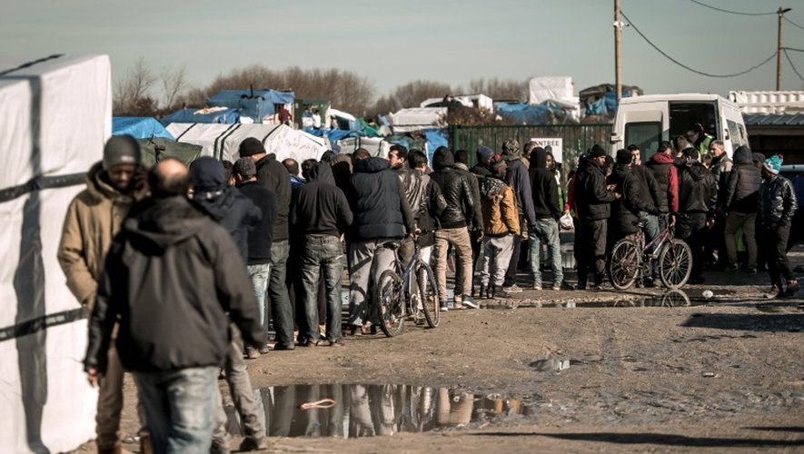 Des migrants dans la "Jungle" de Calais, dans le Pas-de-Calais, le 16 février 2016