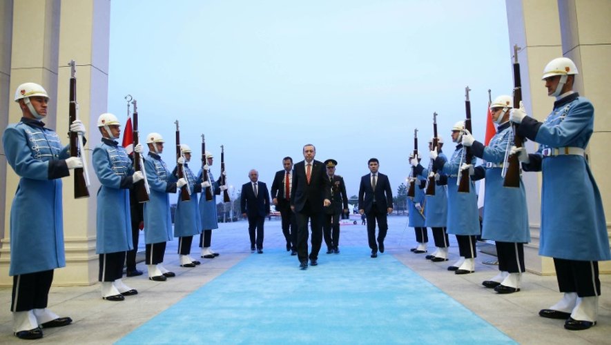Image fournie par le service de presse présidentiel turc du président Erdogan, le 16 février 2016, lors d'une visite de la mosquée du peuple de Bestepe, à Ankara