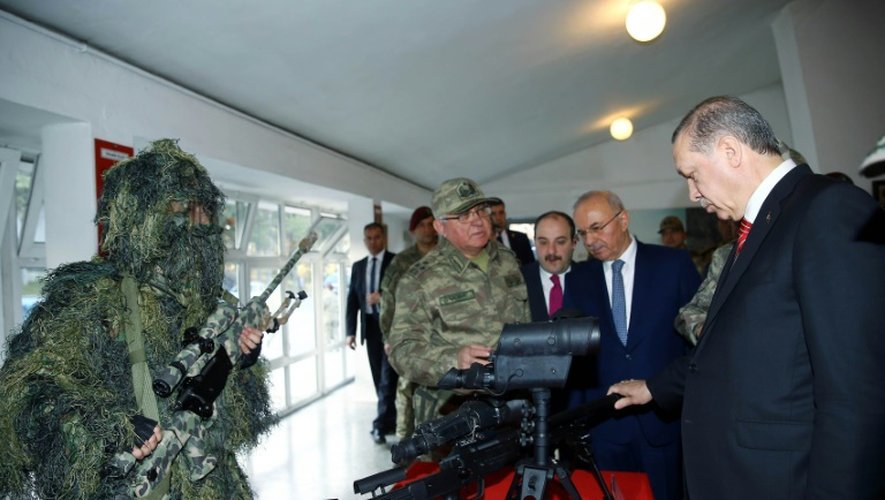 Image fournie par le service de presse présidentiel turc du président Erdogan, le 16 février 2016, lors d'une visite au siège des forces spéciales de la gendarmerie à Ankara