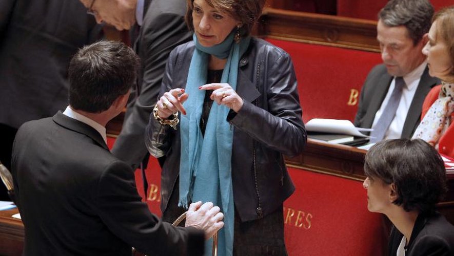 Manuel Valls (de dos) et la ministre de la Santé, Marisol Touraine à l'Assemblée Nationale, le 24 mars 2015