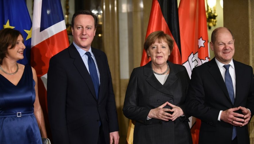 Le  maire de Hambourg Olaf Scholz (D) et son épouse Britta Ernst (G) entourent le Premier ministre britannique David Cameron et la chancelière allemande Angela Merkel à Hambourg, le 12 février 2016