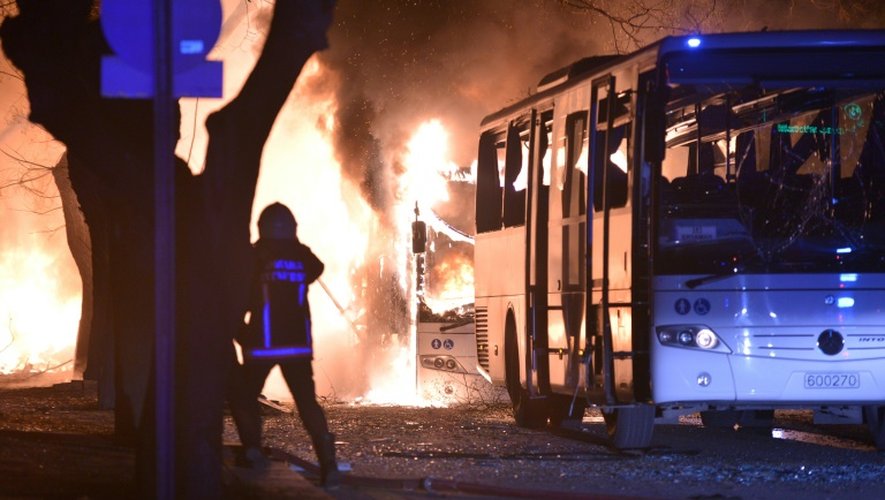 Les pompiers tentent d'éteindre les flammes après une explosion visant des véhicules militaires à Ankara, le 17 février 2016