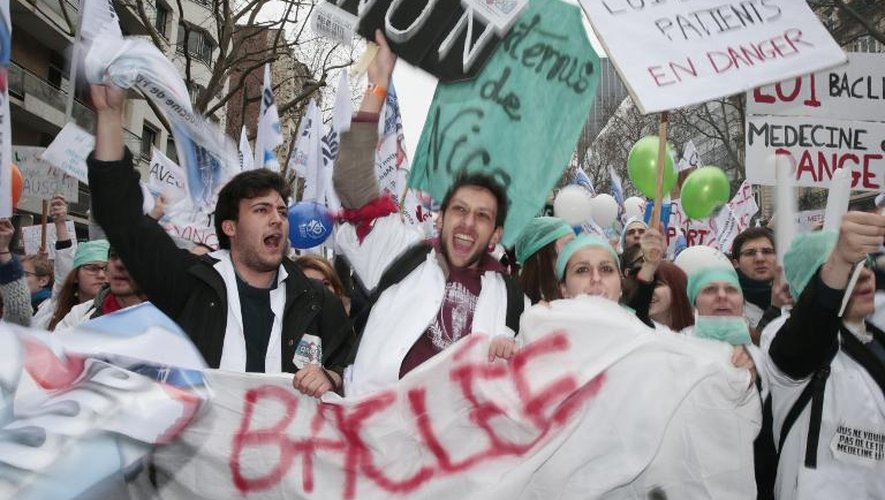 Manifestation de professionnels de la santé et d'étudiants de médecine contre la "loi Touraine", le 15 mars 2015 à Paris