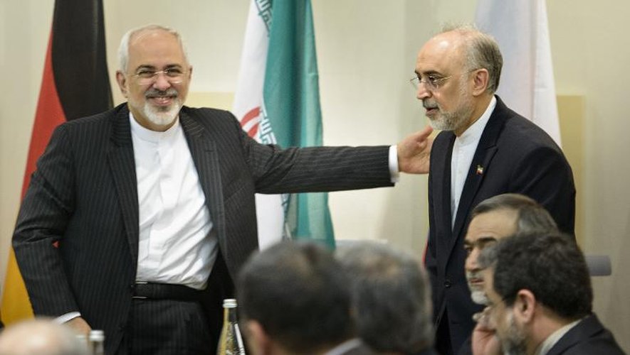 Le ministre iranien des Afaires étrangères Javad Zarif (g) et le chef de l'Agence iranienne d'énergie atomique Ali Akbar Salehi arrivent à la réunion avec les grandes puissances du groupe 5+1 le 31 mars 2015 à Lausanne