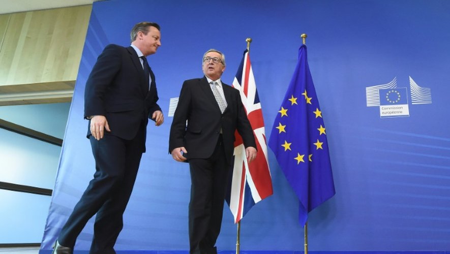 Le Premier ministre britannique David Cameron (g) et le président de la Commission européenne, Jean-Claude Juncker, le 16 février 2016 à Bruxelles
