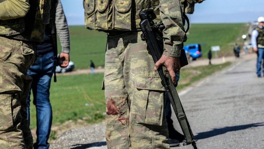 Du sang sur l'uniforme d'un soldat turc après l'attaque meurtrière d'un convoi militaire dans le sud-est de la Turquie, le 18 février 2016