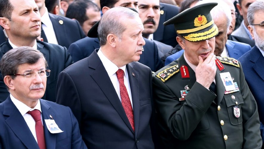 De gauche à droite, le Premier ministre turc Ahmet Davutoglu, le président turc Recep Tayyip Erdogan et le général Hulusi Akar lors des funérailles d'un militaire tué lors d'une opération de l'armée près de la ville de Diyarbakir, au sud-est du pays, à Ankara le 18 février 2016