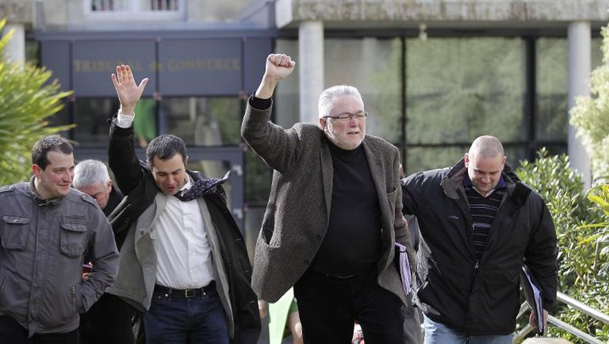 Des employés des abattoirs AIM quittent le tribunal de Coutances le 31 mars 2015, après la décision de la justice de sauver 276 emplois sur les 590