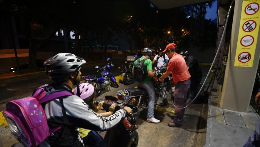 Des motocyclistes font le plein à Caracas, le 17 février 2016, au Venezuela