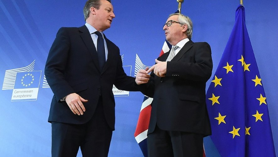 Le Premier ministre britannique David Cameron (G) et le président de la Commission européenne Jean-Claude Junker, à Bruxelles le 16 février 2016