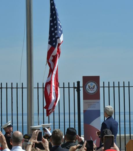 Le secrétaire d'Etat John Kerry regarde le drapeau américain hissé à l'ambassade des Etats-Unis à la Havane à Cuba, le 14 août 2015